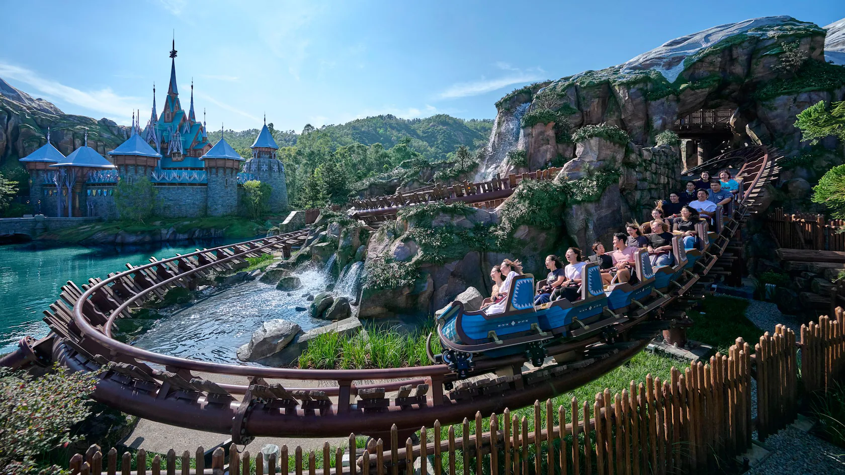 迪士尼平日都逼爆！遊客入園等2小時崩潰：10分鐘郁一次、玩Frozen排足150分鐘