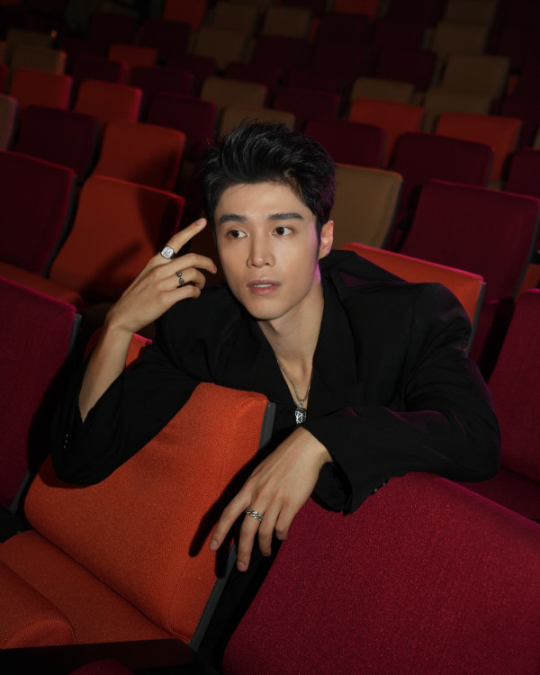 丁子朗炫富失言恥笑經濟艙被轟歧視！一句惹眾怒被內地網民圍剿：不知所謂