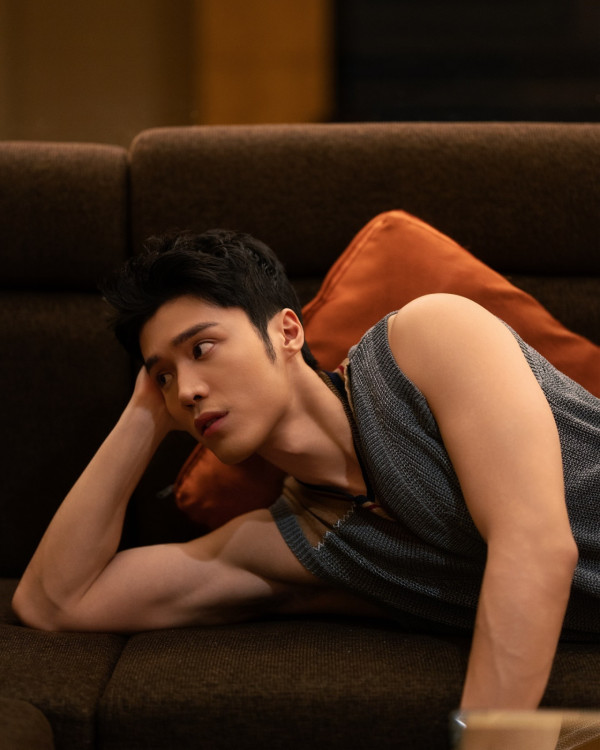 丁子朗道歉了|講者無心聽者有意 坐商務艙拍片被質疑炫富兩地網民負評