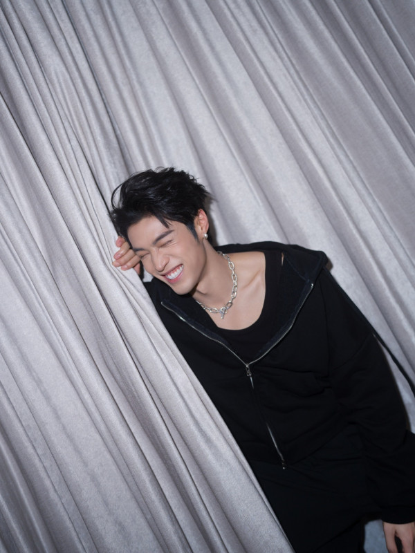 丁子朗道歉了|講者無心聽者有意 坐商務艙拍片被質疑炫富兩地網民負評