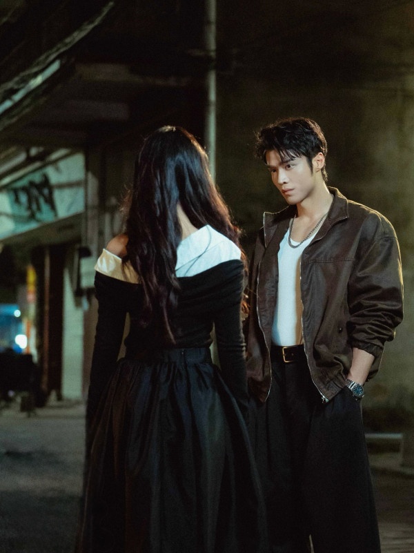 丁子朗道歉了|講者無心聽者有意 坐商務艙拍片被質疑炫富兩地網民負評