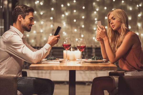 AI成「最佳損友」？中年男約會全程靠AI出貓 女子問AI「1句話」踢爆渣男已婚身分 