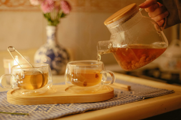 4種茶傷胃傷身｜飲茶養生變傷身？醫生點名「4種茶」絕對唔飲：細菌溫床/重金屬毒素全落肚