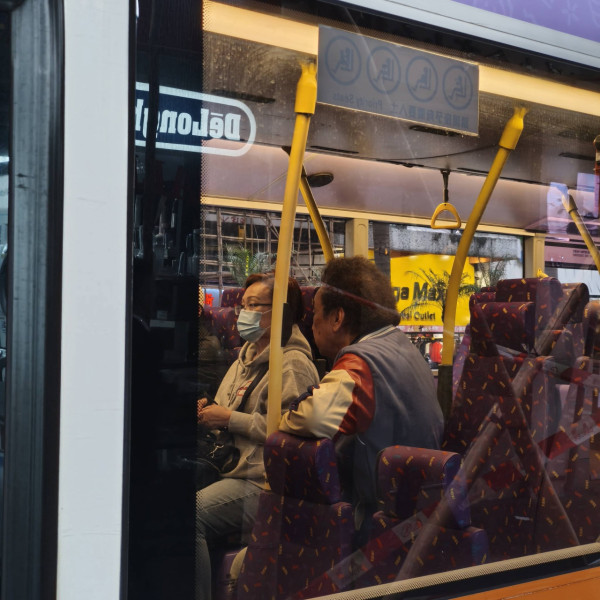 警員突擊巴士捉安全帶？嚇窒港男以為直擊執法 眼利網民揭另有內情