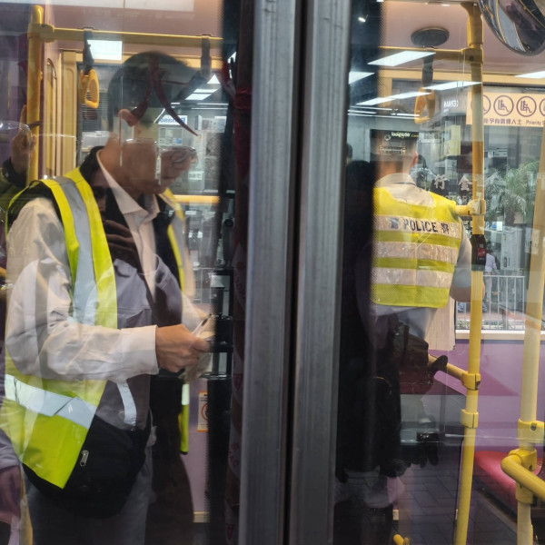 警員突擊巴士捉安全帶？嚇窒港男以為直擊執法 眼利網民揭另有內情