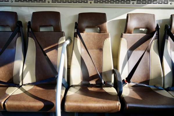 安全帶故障解唔返開 40歲大叔被困巴士 熄冷氣焗足45分鐘頭暈最終點脫險？