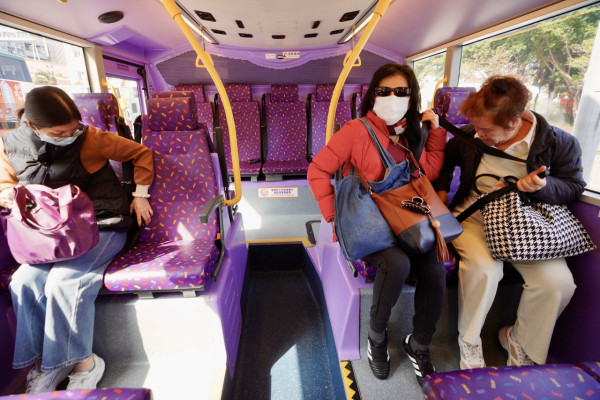 安全帶故障解唔返開 40歲大叔被困巴士 熄冷氣焗足45分鐘頭暈最終點脫險？