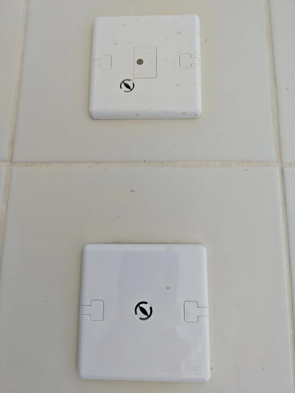 公屋牆身驚現神秘「無孔插蘇」。圖片來源：Facebook群組「公屋討論區」