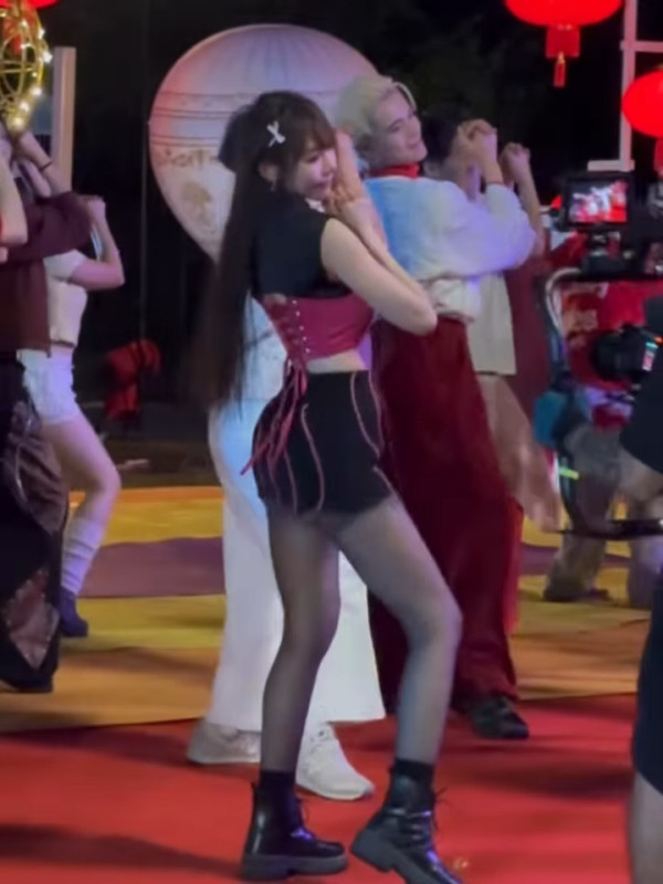 林明禎性感拋胸扮茉莉公主狂扭電臀！34E上圍逼爆超頻震動勁過原著身材