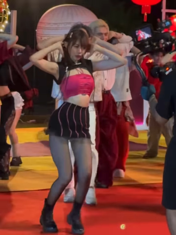 林明禎性感拋胸扮茉莉公主狂扭電臀！34E上圍逼爆超頻震動勁過原著身材