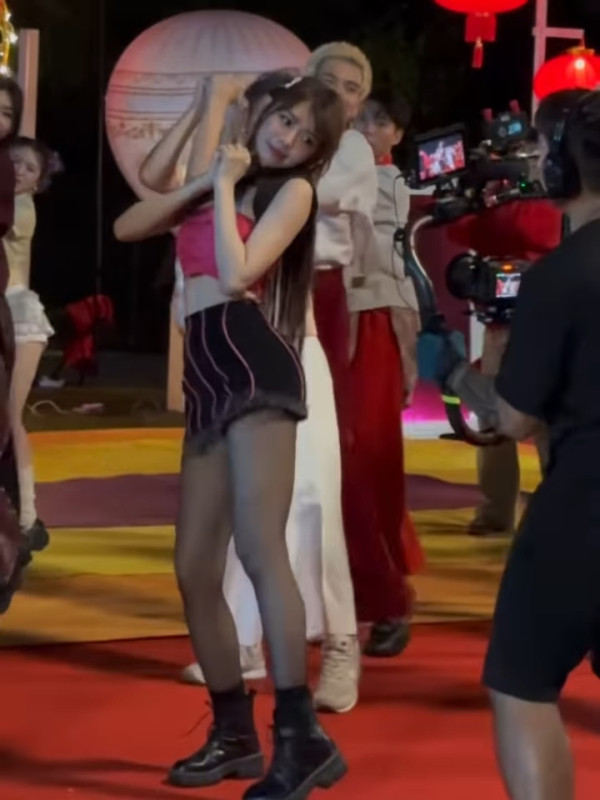 林明禎性感拋胸扮茉莉公主狂扭電臀！34E上圍逼爆超頻震動勁過原著身材