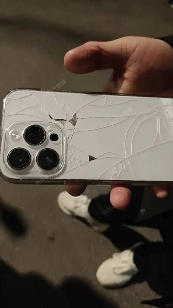 手機碰瓷黨殺入街頭 扮撞跌iPhone 屈天價維修費 苦主靠4點保命擊退騙徒