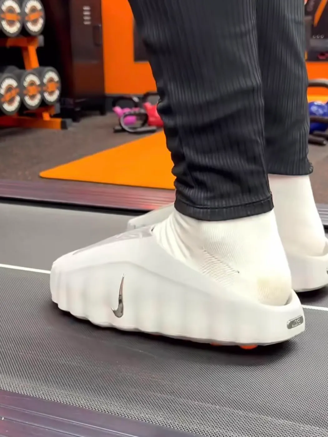 Nike拖鞋變身「腳底按摩器」？22個節點刺激大腦！網民：踩屎感天花板