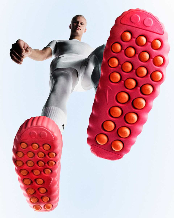 Nike拖鞋變身「腳底按摩器」？22個節點刺激大腦！網民：踩屎感天花板