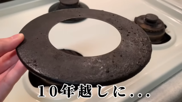 爐頭千年油漬唔好夾硬刷！日本達人教1招極速去污：梳打粉＋1步驟5分鐘變新淨