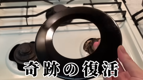 爐頭千年油漬唔好夾硬刷！日本達人教1招極速去污：梳打粉＋1步驟5分鐘變新淨