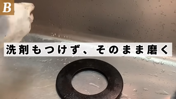 爐頭千年油漬唔好夾硬刷！日本達人教1招極速去污：梳打粉＋1步驟5分鐘變新淨