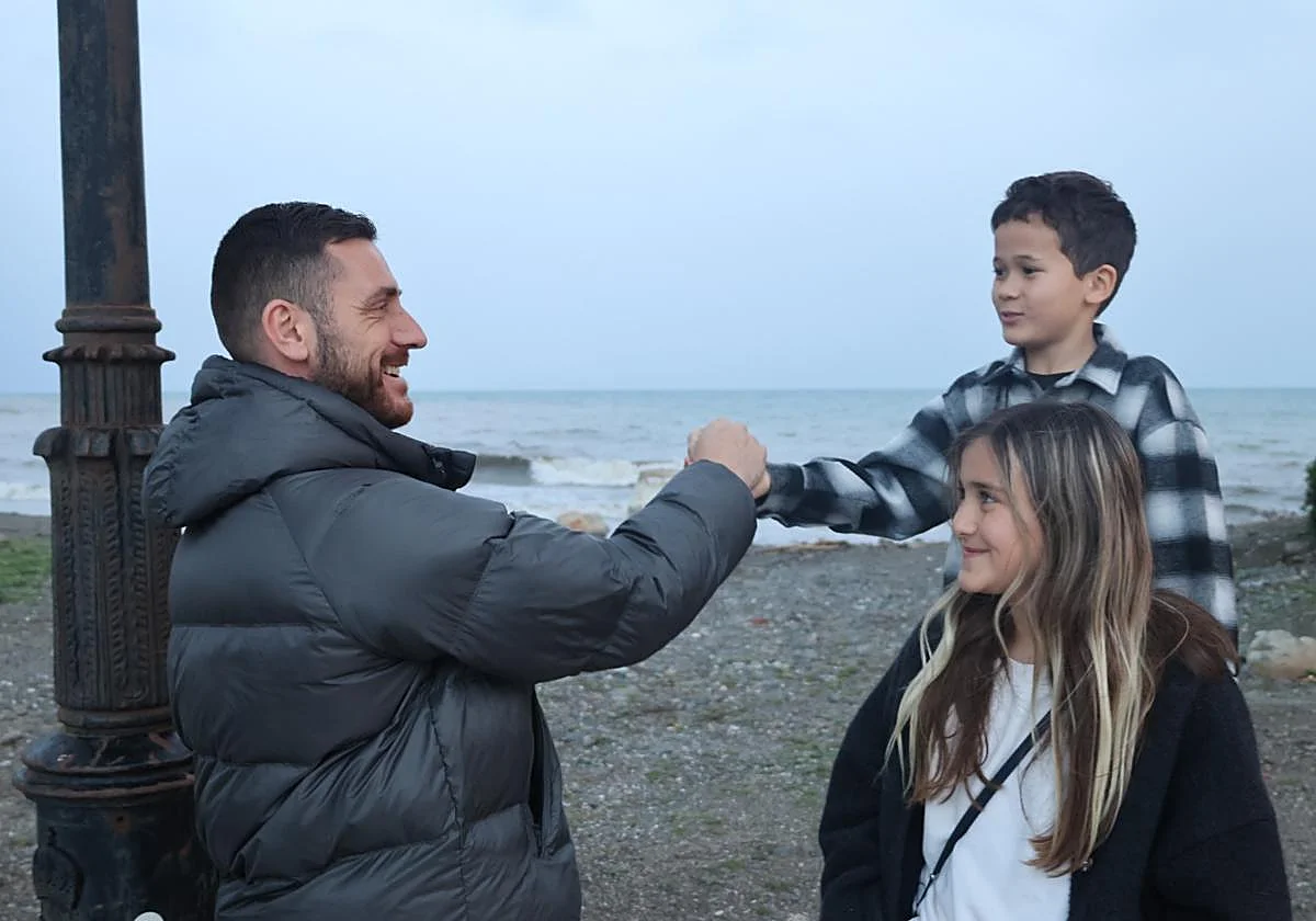 (伊凡與他在馬貝拉惡犬襲擊事件中救下的兩名孩童交談)圖片來源:SUR (伊凡與他在馬貝拉惡犬襲擊事件中救下的兩名孩童交談)圖片來源:SUR