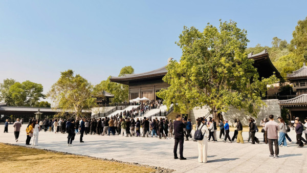 大埔慈山寺「丙午年新春花供禮佛」(圖片來源︰FB@Tsz Shan Monastery 慈山寺)