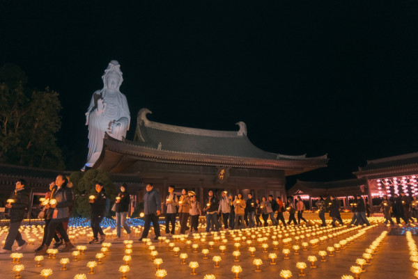 大埔慈山寺「丙午年新春花供禮佛」(圖片來源︰FB@Tsz Shan Monastery 慈山寺)