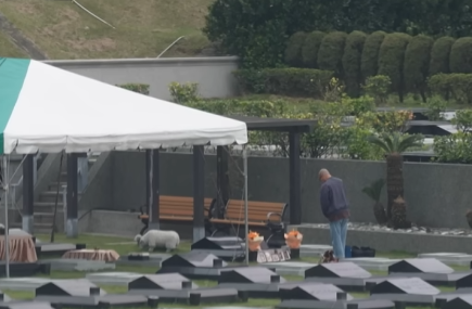 大S逝世一週年雕像揭幕化身天使!具俊曄雨中拜祭亡妻一句話惹全場淚崩