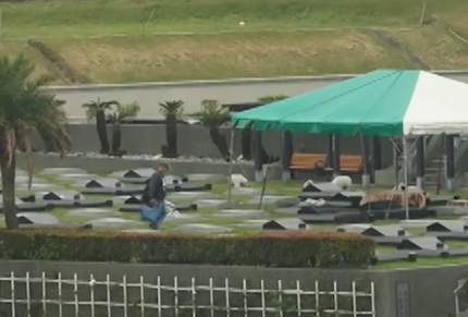 大S逝世一週年雕像揭幕化身天使!具俊曄雨中拜祭亡妻一句話惹全場淚崩