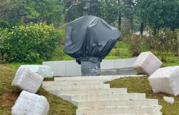 大S逝世一週年雕像揭幕化身天使!具俊曄雨中拜祭亡妻一句話惹全場淚崩