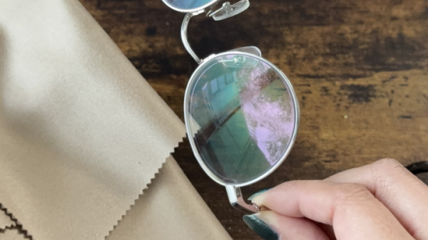 眼鏡越抹越花？日本瘋傳 $60「神物」一抹變透明！指紋秒消失 網民：返唔到轉頭