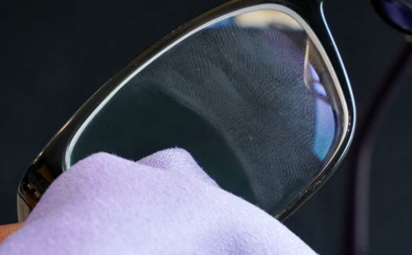 眼鏡越抹越花？日本瘋傳 $60「神物」一抹變透明！指紋秒消失 網民：返唔到轉頭