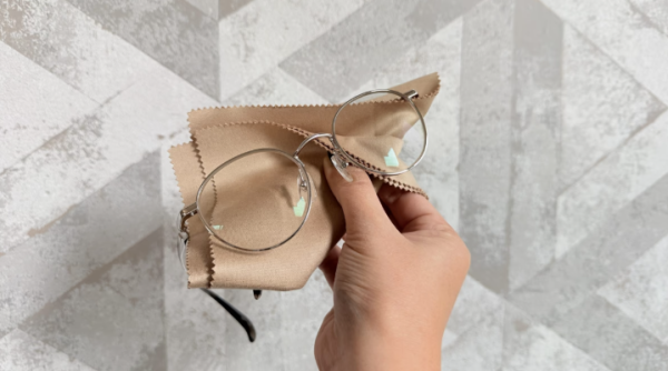 眼鏡越抹越花？日本瘋傳 $60「神物」一抹變透明！指紋秒消失 網民：返唔到轉頭