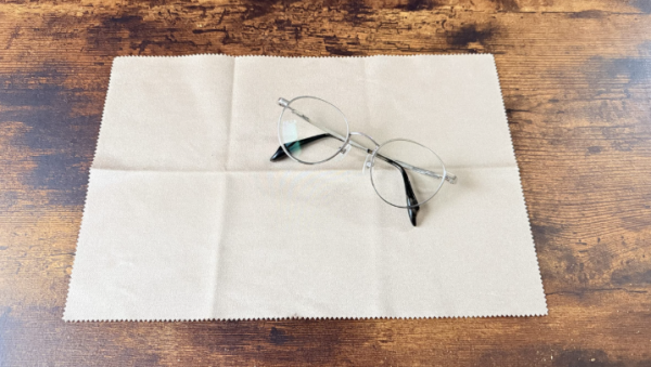 眼鏡越抹越花？日本瘋傳 $60「神物」一抹變透明！指紋秒消失 網民：返唔到轉頭