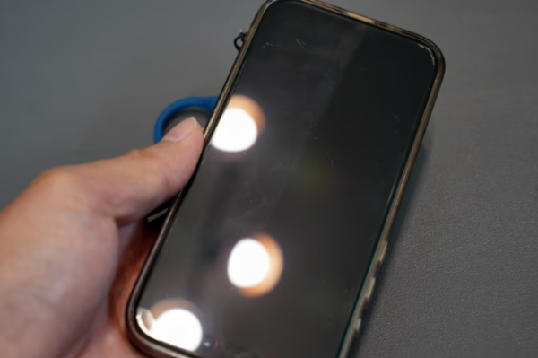 眼鏡越抹越花？日本瘋傳 $60「神物」一抹變透明！指紋秒消失 網民：返唔到轉頭