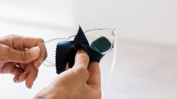 眼鏡越抹越花？日本瘋傳 $60「神物」一抹變透明！指紋秒消失 網民：返唔到轉頭