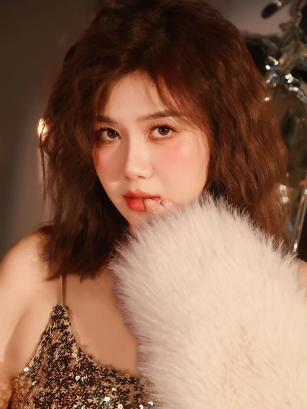 前TVB失婚咪神一刀剪短髮換新形象！髮型不及36E導彈胸震撼︰唔知望邊好！