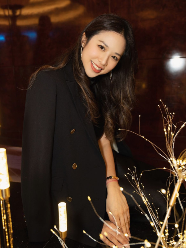  三料港姐冠軍離巢後轉行做老師！超級學霸精通5種語言 近況曝光知性美爆發