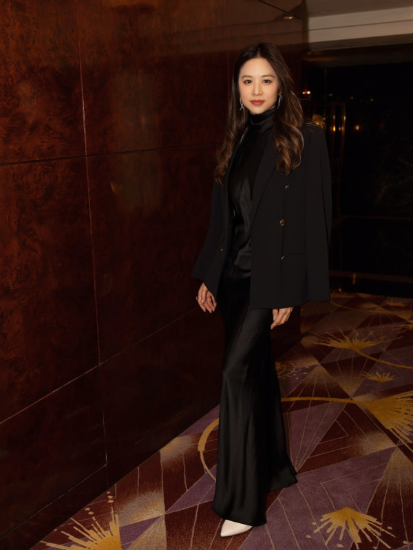  三料港姐冠軍離巢後轉行做老師！超級學霸精通5種語言 近況曝光知性美爆發