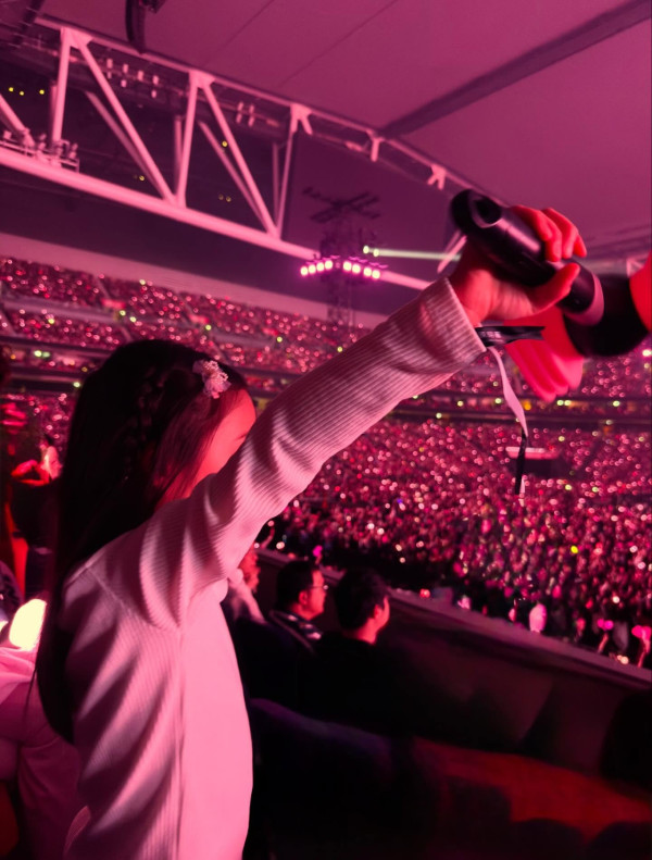 周柏豪罕晒6歲囡囡合照睇演唱會！暴風長高散發少女味獲讚星味濃