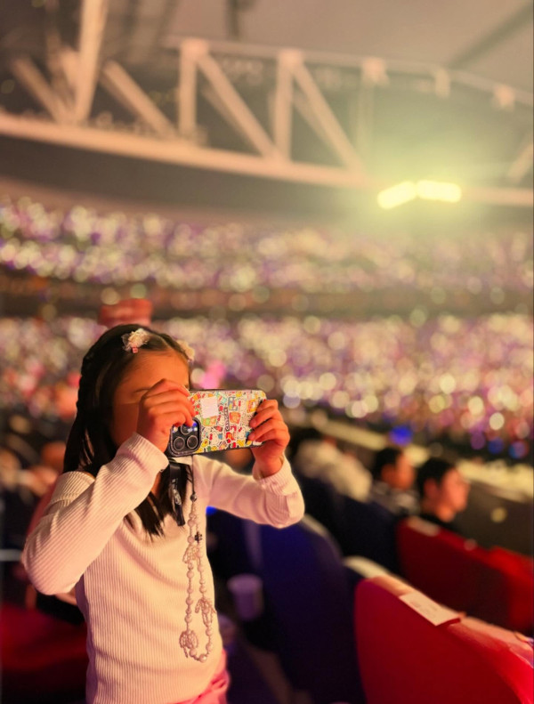 周柏豪罕晒6歲囡囡合照睇演唱會！暴風長高散發少女味獲讚星味濃