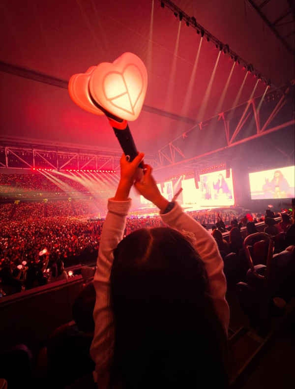 周柏豪罕晒6歲囡囡合照睇演唱會！暴風長高散發少女味獲讚星味濃