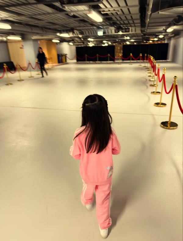 周柏豪罕晒6歲囡囡合照睇演唱會！暴風長高散發少女味獲讚星味濃