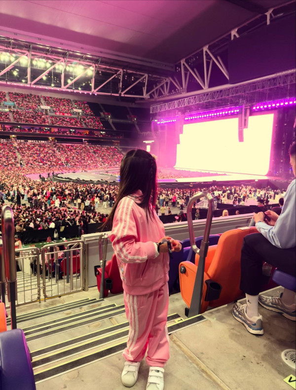 周柏豪罕晒6歲囡囡合照睇演唱會！暴風長高散發少女味獲讚星味濃