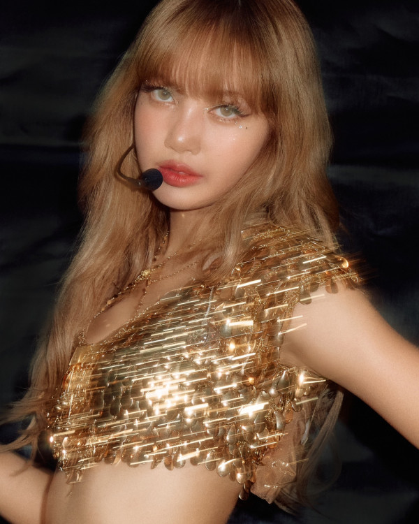 BLACKPINK演唱會LISA帶紅香港品牌牛仔褲斷貨！比例超顯瘦僅售XX元被搶爆秒殺