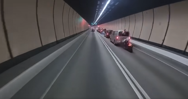 車Cam直擊｜隧道鐵騎士打觔斗飛起 插水式飛入客貨車廂 網民熱議：拍戲都拍唔到