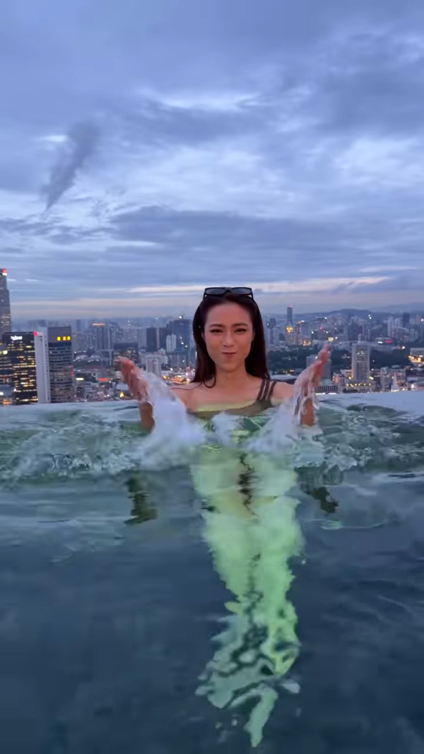 劉穎鏇無邊際泳池晒火辣泳衣照出水芙蓉！天台大解放44吋半逆天長腿比例極震撼