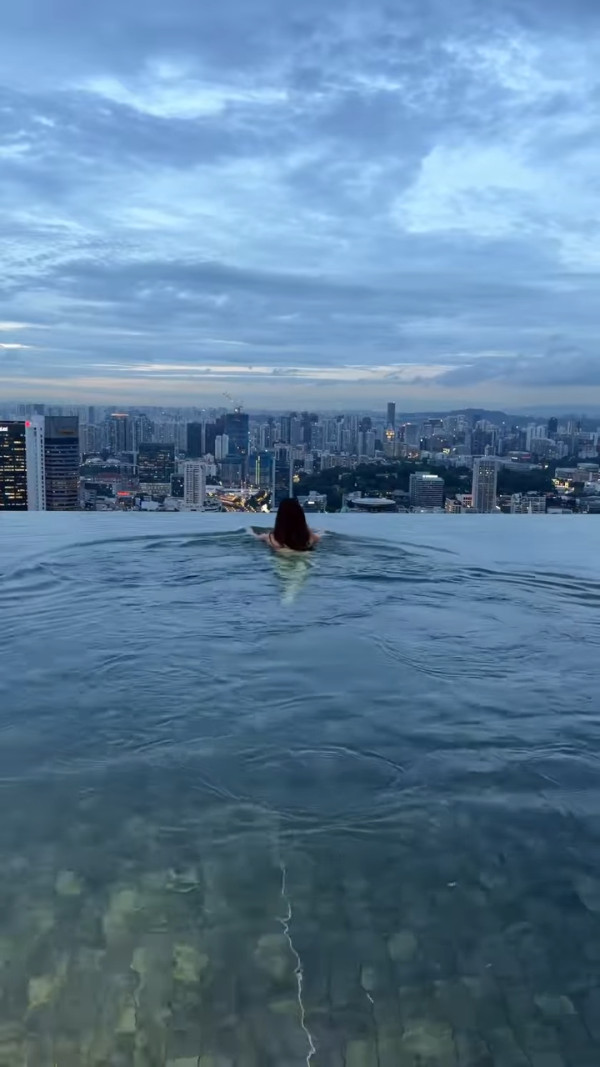 劉穎鏇無邊際泳池晒火辣泳衣照出水芙蓉！天台大解放44吋半逆天長腿比例極震撼