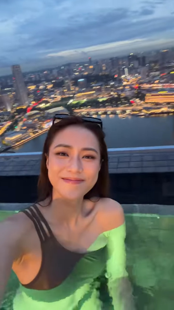 劉穎鏇無邊際泳池晒火辣泳衣照出水芙蓉！天台大解放44吋半逆天長腿比例極震撼