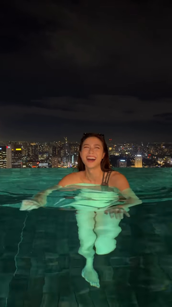 劉穎鏇無邊際泳池晒火辣泳衣照出水芙蓉！天台大解放44吋半逆天長腿比例極震撼