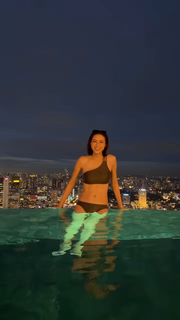 劉穎鏇無邊際泳池晒火辣泳衣照出水芙蓉！天台大解放44吋半逆天長腿比例極震撼