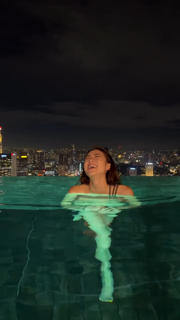 劉穎鏇無邊際泳池晒火辣泳衣照出水芙蓉！天台大解放44吋半逆天長腿比例極震撼