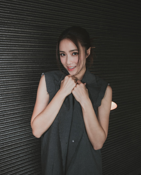 劉穎鏇無邊際泳池晒火辣泳衣照出水芙蓉！天台大解放44吋半逆天長腿比例極震撼